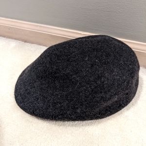 Men's charcoal grey flat cap